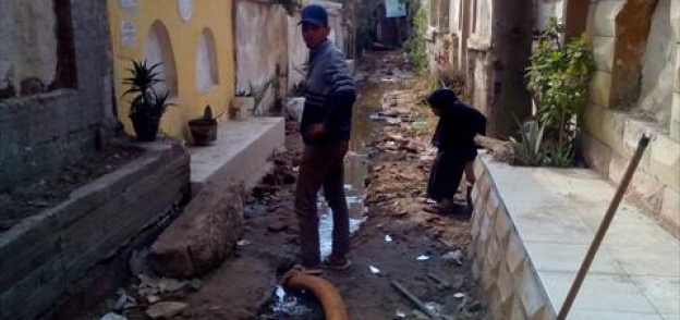 حملة لسحب مياه الصرف الصحي من مقابر المنصورة