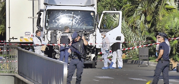 رجال الشرطة الفرنسية يبحثون عن أدلة فى «الشاحنة» «أ. ف. ب»