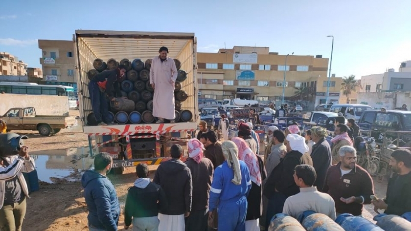 جانب من توزيع اسطوانات البوتاجاز فى مدينة النجيلة بمطروح