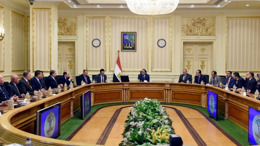 رئيس الوزراء خلال اجتماعه مع أعضاء منظومة الشكاوى الحكومية