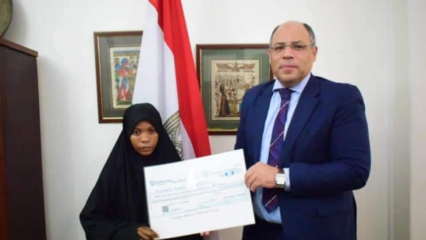 سفير مصري بتنزانيا يكرم الفائزة بالمركز الثاني في المسابقة العالمية لحفظ القران