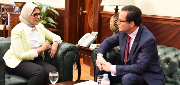 الدكتورة هالة زايد، وزيرة الصحة والسكان، تستقبل ستيفان روماتيه، سفير فرنسا لدى مصر