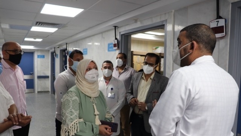 الدكتورة دينا عثمان نائب محافظ مطروح خلال تفقدها مستشفى العلمين