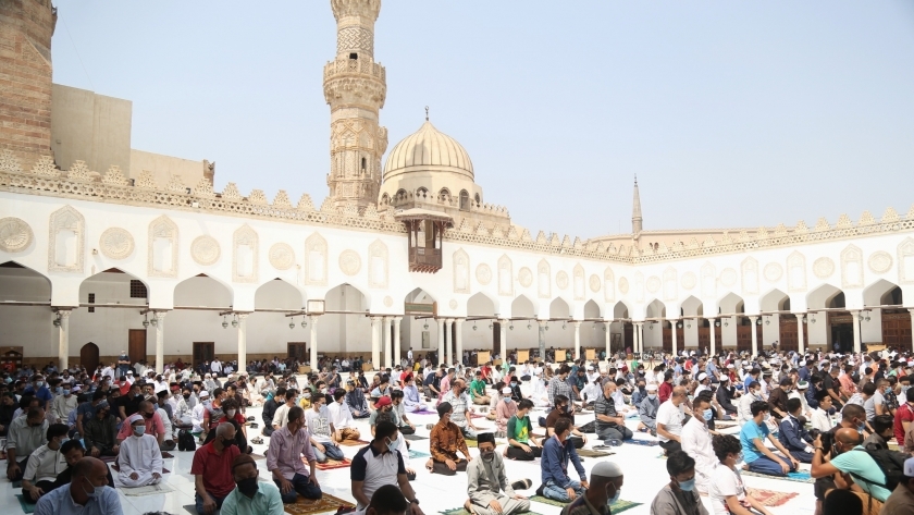 الجامع الأزهر أثناء تأدية صلاة الجمعة فيه