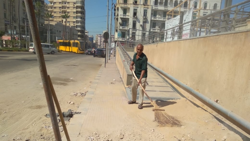حملة  لازالة الاشغالات ورفع المخلفات بمحور المحمودية وسط الإسكندرية 