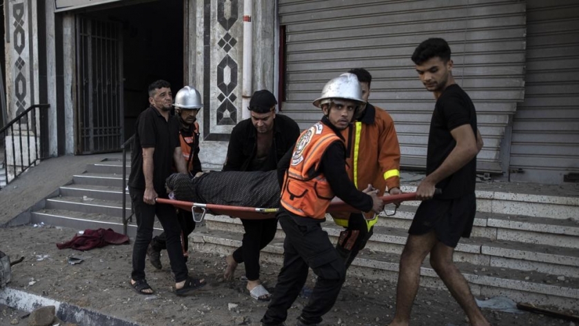 نقل سيدة مصابة إثر هجمات الاحتلال على قطاع غزة اليوم