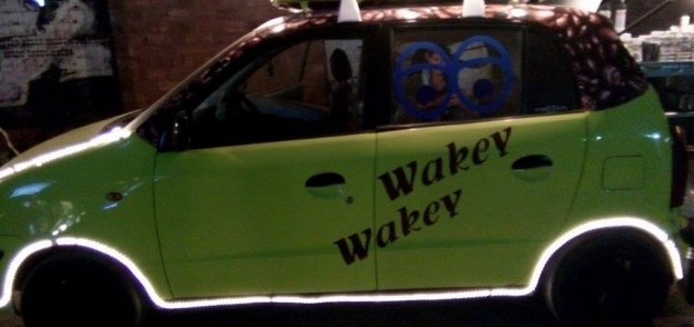 حكاية 3 أشقاء وسيارة "wakey wakey": من برا عربية ومن جوا كافيه