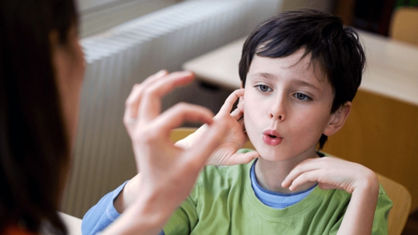 نصائح للتعامل مع طفل يعاني تلعثما في الكلام
