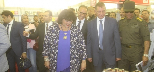 وزير الثقافة ومحافظ كفر الشيخ يتفقدان أجنحة معرض الكتاب بدسوق
