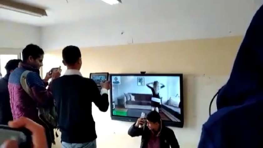 طلاب يرقصون علي فيديو لراقصة بمدرسة في المنوفية