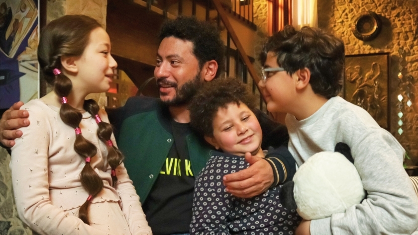 المخرج محمد سلامة مع أطفال مسلسل إمبراطورية ميم