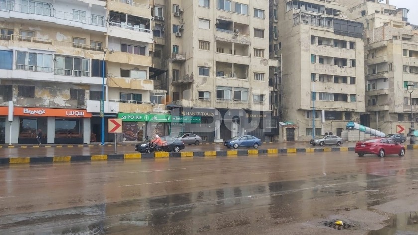 تساقط الأمطار بغزارة على الإسكندرية