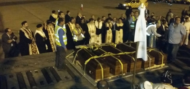 بالصور| البابا ومكرم يستقبلان رفات شهداء ليبيا الأقباط بمطار القاهرة