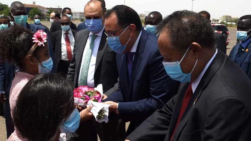 رئيسا وزراء مصر والسودان في مطار الخرطوم اليوم