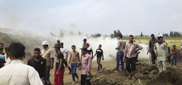 لجنة من وزارة البيئة تحرر محضر لفلاحين بعد حرق قش الأرز