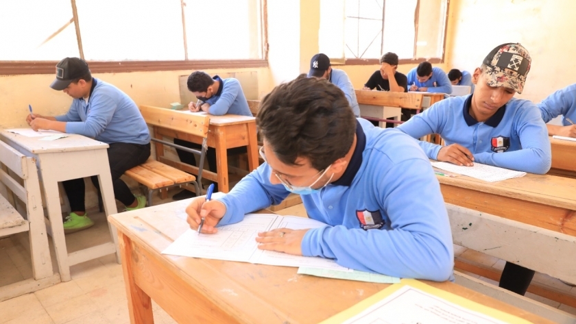 طلاب يؤدون الامتحانات-صورة أرشيفية