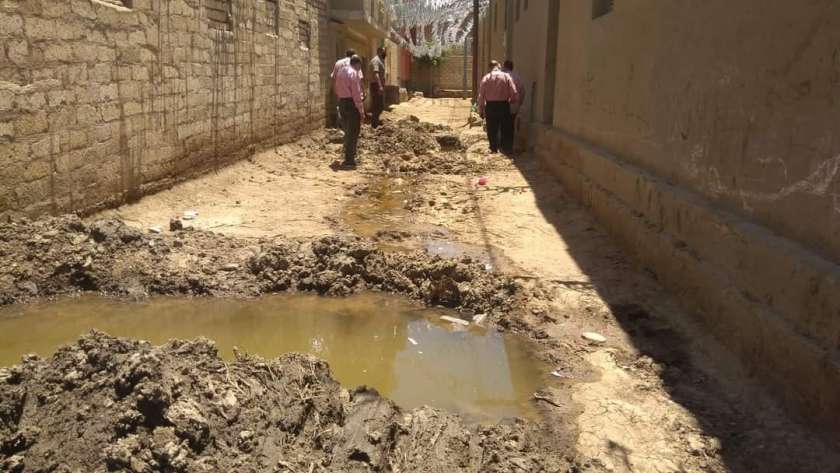 لجنة لبحث أزمة تسرب المياه بشوارع عزبة «قمص» في بني سويف