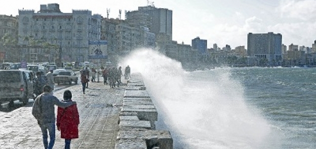 أمواج البحر تجتاح الكورنيش فى الإسكندرية