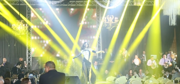 بالصور| عمرو ربيع و"ثريا" يشعلان فقرات حفل رأس السنة بأحد فنادق القاهرة