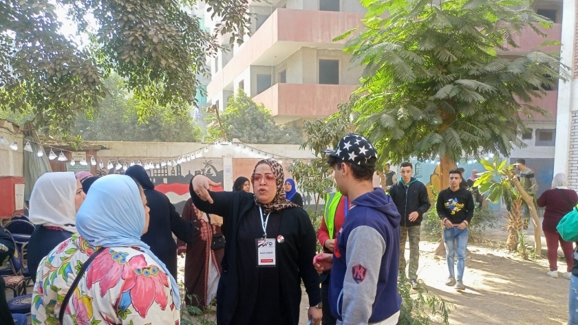 انتشار فرق تطوعية بلجان شبرا مصر لمساعدة كبار السن وذوي الهمم