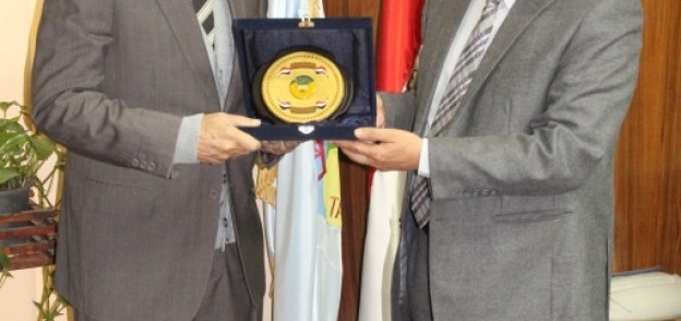 رئيس جامعة طنطا يكرم الدكتور محمود فهمي حجازي في اليوم العالمي للغة العربية
