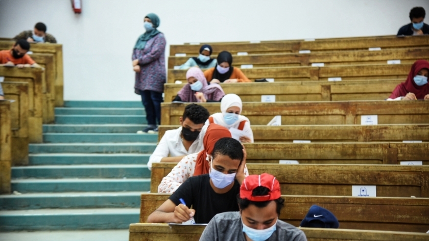 جانب من الطلاب أثناء أداء الامتحان