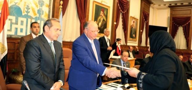 محافظ القاهرة يسلم 20 عقد لملاك فى شق الثعبان