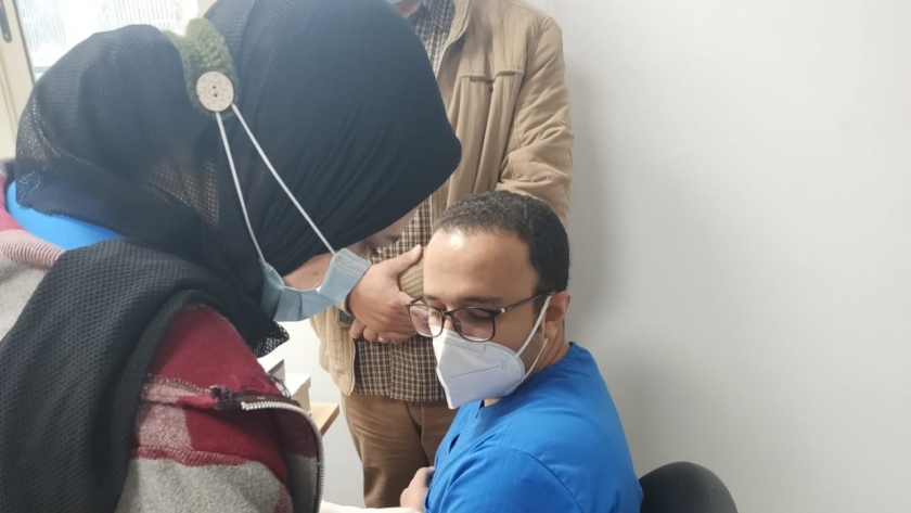 الدكتور محمد طالب مدير مستشفى عزل النجيلة خلال تلقيه لقاح كورونا