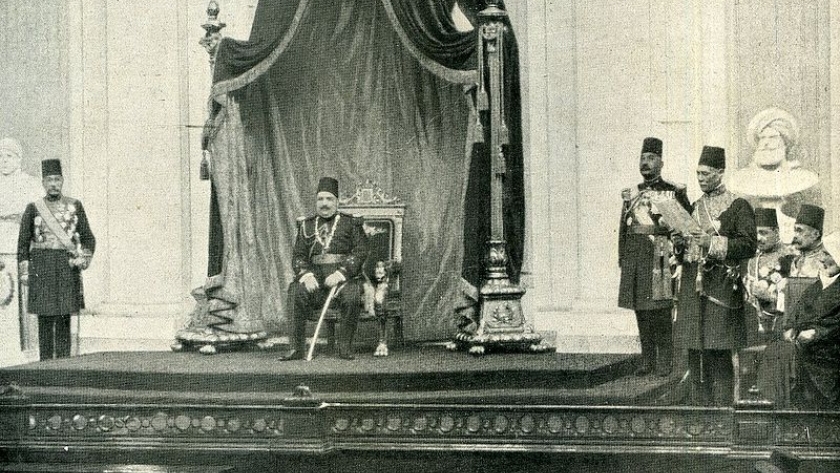 الملك فؤاد الأول يلقي خطبة العرش داخل البرلمان