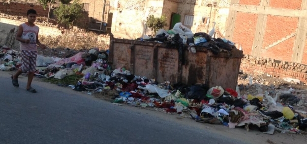 بالصور | أكوام القمامة بكفر الشيخ تواجه "حلوة يا بلدي" في أول أيامها