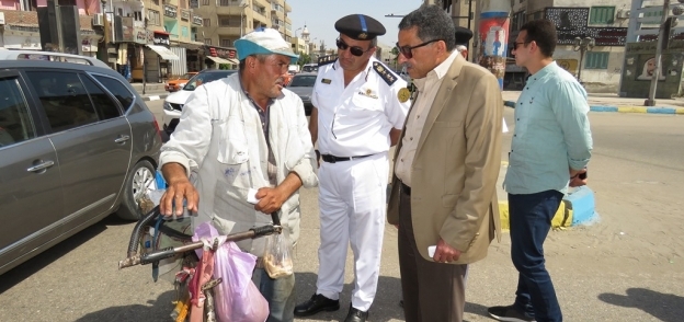 مدير أمن الإسماعيلية يناقش الأهالي في احتياجاتهم الأمنية خلال جولة سيرا على الأقدام.
