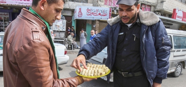 حركة "حماس" توزع الحلوى على المارة في شوارع غزة احتفالا بعملية سلفيت