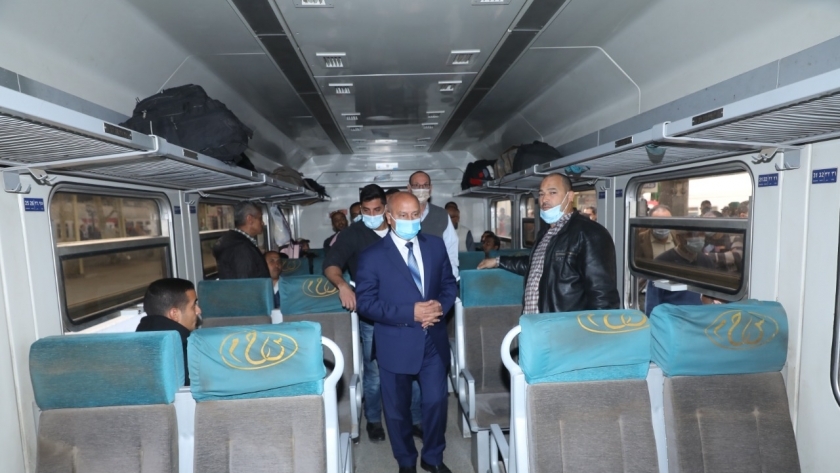 الفريق المهندس كامل الوزير يتفقد عدد من القطارات بمحطة مصر