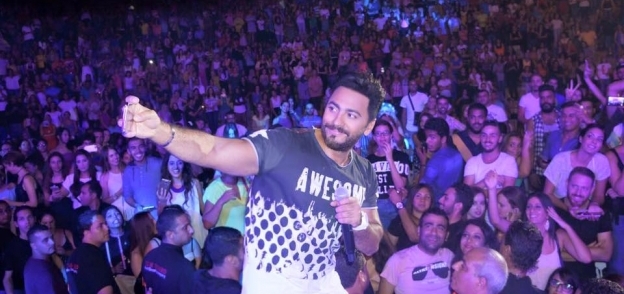 تامر حسني في أثناء حفله بمهرجان قرطاج في تونس