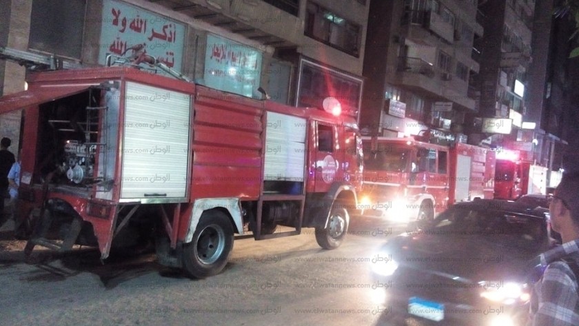 عربات الإطفاء أمام مقر الحريق