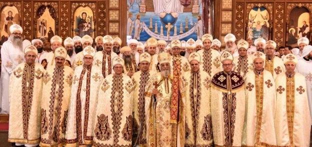 البابا «تواضروس» مع الكهنة الجدد للكنيسة بدير الأنبا بيشوى