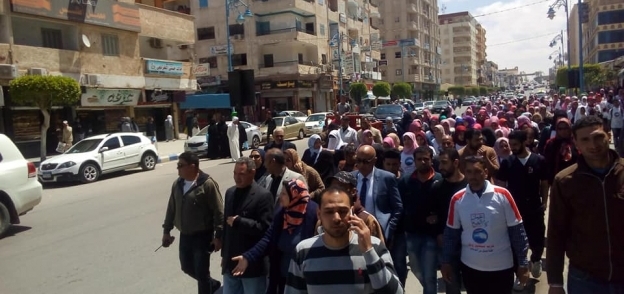 جانب من فعاليات مسيرة العاملين بالصحة وسط مدينة مرسى مطروح لدعم الستور