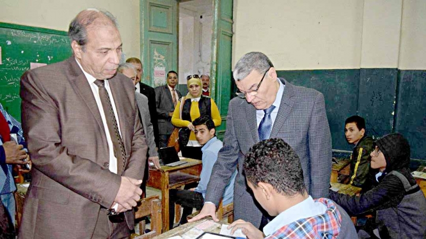 محافظ المنيا يتابع الامتحانات