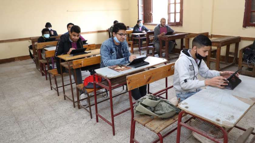 طلاب يؤدون الامتحانات إلكترونياً- صورة أرشيفية