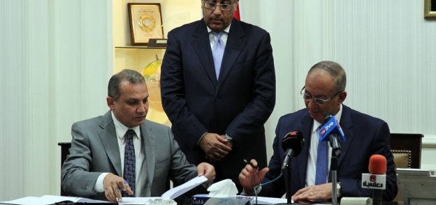جانب من توقيع الاتفاقية اليوم بين محافظ البحر الأحمر ووزارة الاسكان