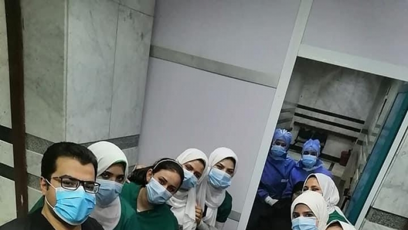مستشفى الهلال للتأمين الصحي بسوهاج تحتفل بخروج اخر مصاب بكورونا