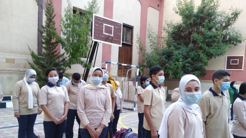 طلاب المدارس يلتزمون بارتداء الكمامات الطبية للوقاية من كورونا في ثاني أيام العام الدراسي