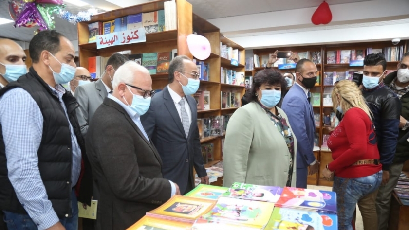 الدكتورة إيناس عبدالدايم وزيرة الثقافة خلال افتتاح منفذ هيئة الكتاب ببورفؤاد