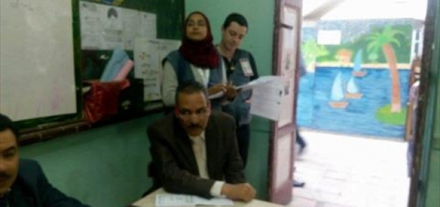 أنصار مرشح مستقل يوجهون الناخبين داخل أحد اللجان بالمحلة 