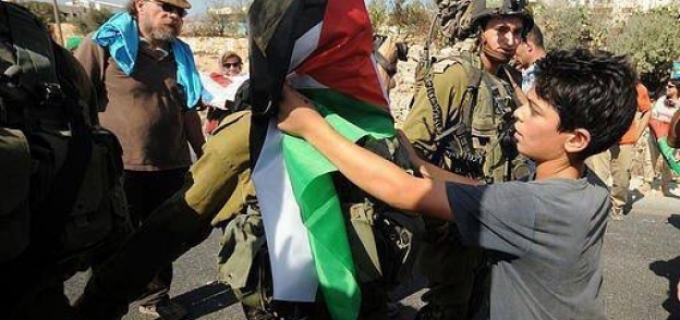 طفل فلسطيني يتصدى لجنود الاحتلال