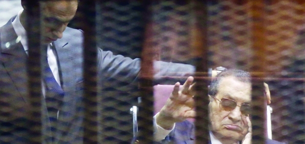 «مبارك» داخل قفص الاتهام فى إحدى جلسات محاكمته «صورة أرشيفية»