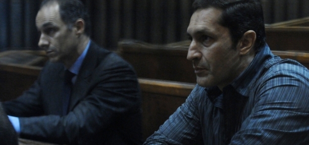 بالصور| للمرة الأولى.. جمال وعلاء مبارك يشهدان محاكمتهما بـ"الزي المدني"