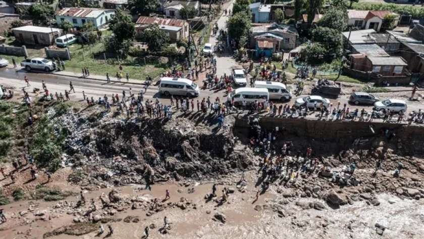 آثار فيضانات جنوب إفريقيا