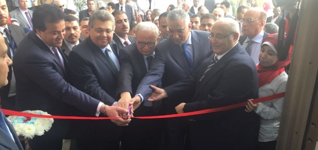 بالصور| وزير التعليم العالي يفتتح مبنى كلية طب "أسنان عين شمس"