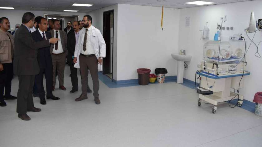 نائب محافظ المنيا يتفقد مستشفى التأمين